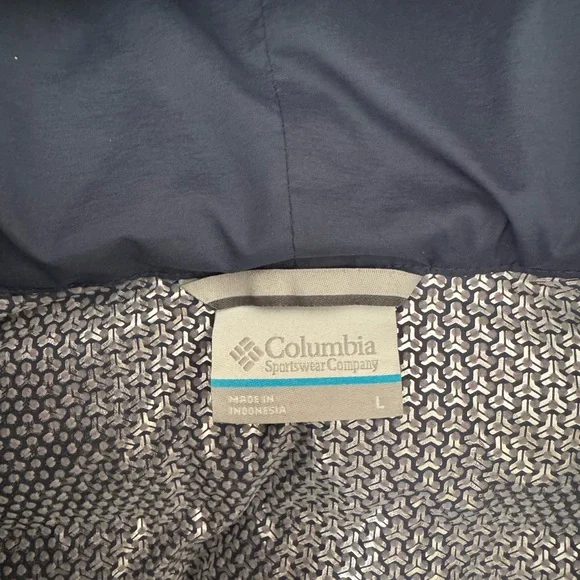 EUC Women's Columbia omni-shield hooded down jacket. - Picture 2 of 4